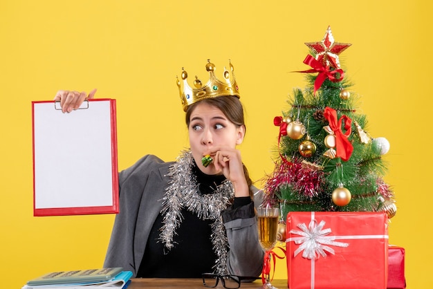 Mujer joven expresiva posando para Navidad