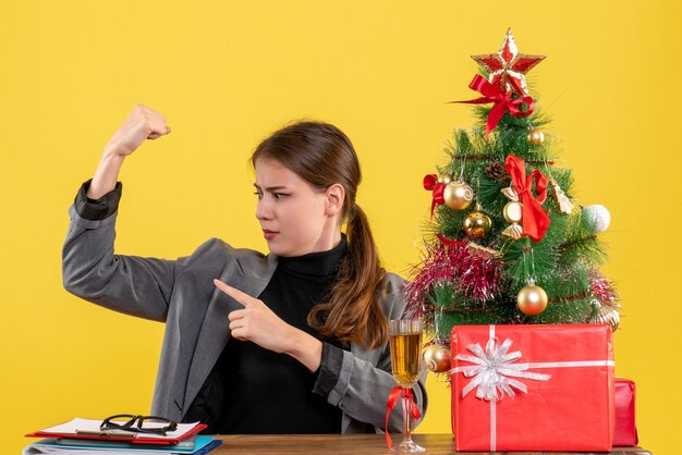 Mujer joven expresiva posando para Navidad