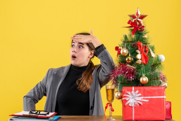 Mujer joven expresiva posando para Navidad