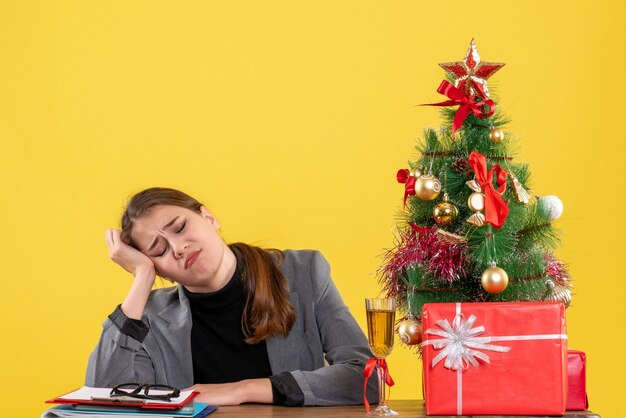 Mujer joven expresiva posando para Navidad