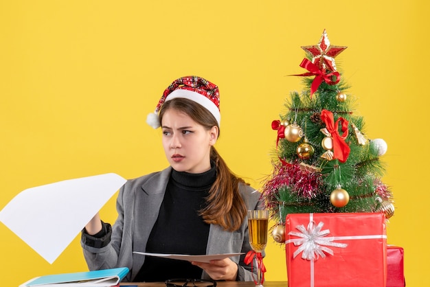 Mujer joven expresiva posando para Navidad