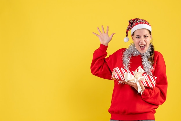 Mujer joven expresiva posando para Navidad