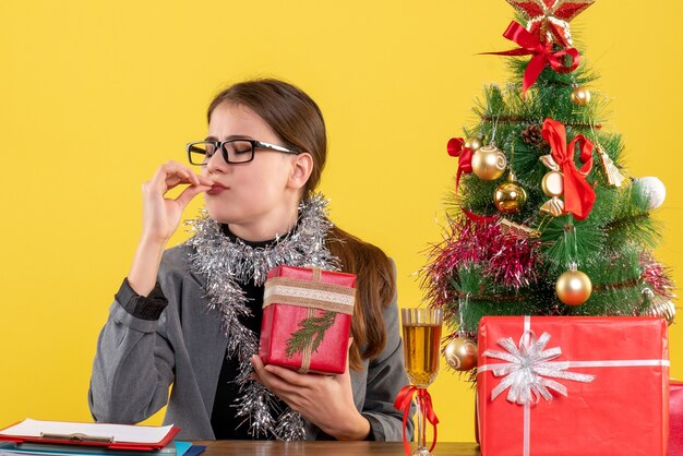 Mujer joven expresiva posando para Navidad