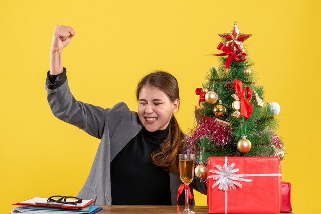 Mujer joven expresiva posando para Navidad