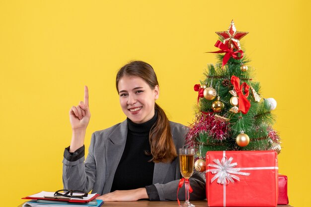 Mujer joven expresiva posando para Navidad