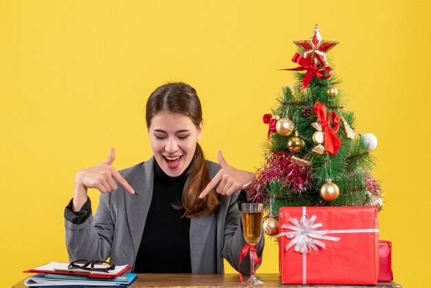 Mujer joven expresiva posando para Navidad