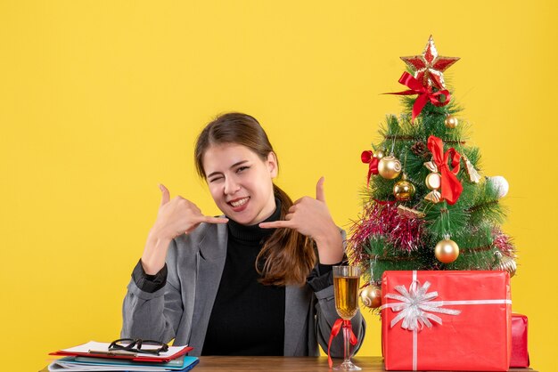 Mujer joven expresiva posando para Navidad