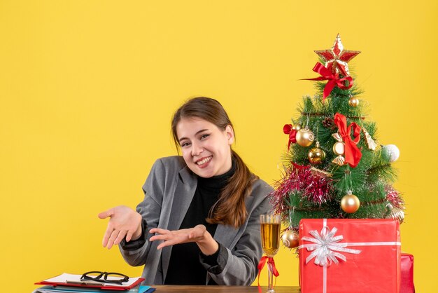 Mujer joven expresiva posando para Navidad