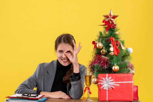 Mujer joven expresiva posando para Navidad