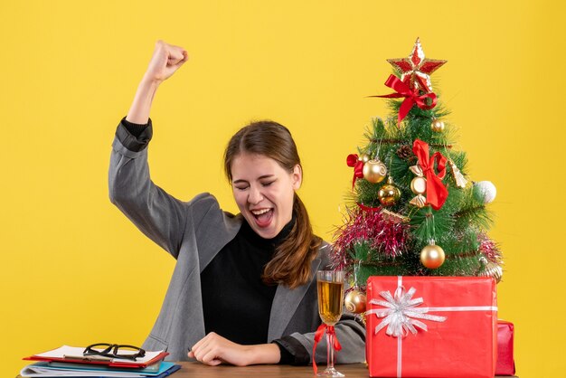 Mujer joven expresiva posando para Navidad