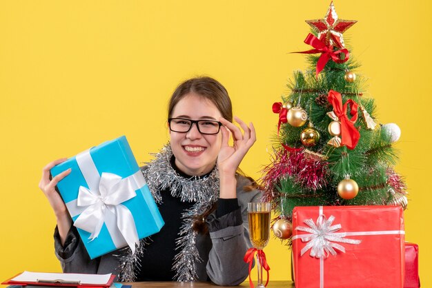 Mujer joven expresiva posando para Navidad