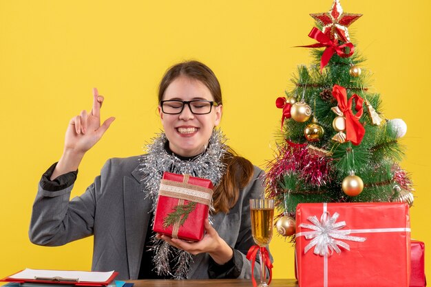 Mujer joven expresiva posando para Navidad