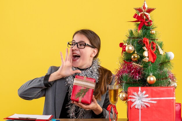 Mujer joven expresiva posando para Navidad