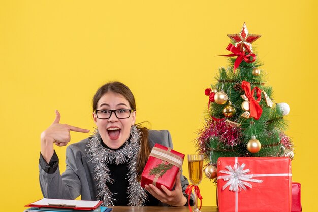 Mujer joven expresiva posando para Navidad