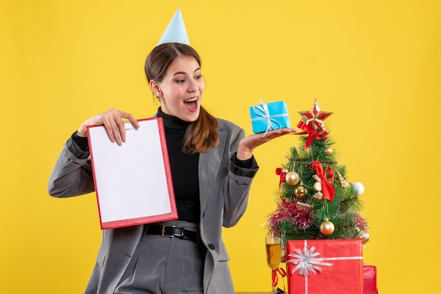 Mujer joven expresiva posando para Navidad