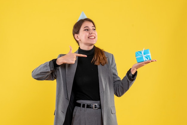 Mujer joven expresiva posando para Navidad