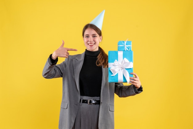 Mujer joven expresiva posando para Navidad