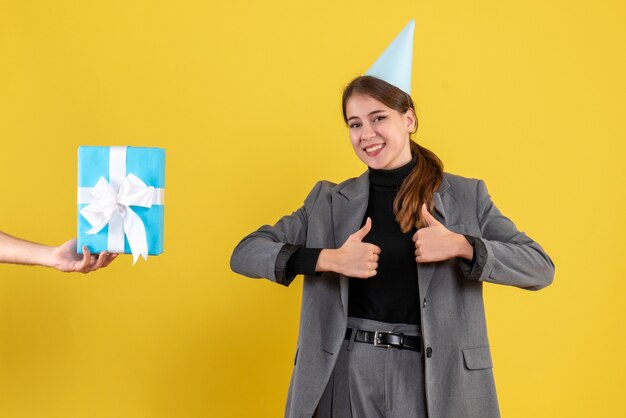 Mujer joven expresiva posando para Navidad