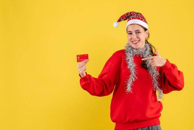 Mujer joven expresiva posando para Navidad