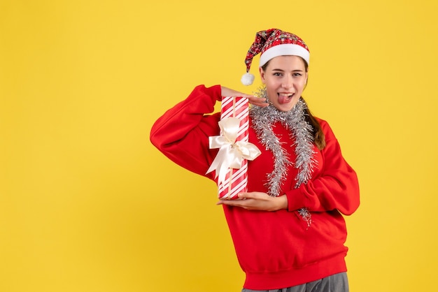 Mujer joven expresiva posando para Navidad
