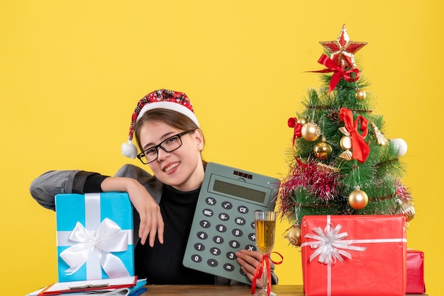 Mujer joven expresiva posando para Navidad