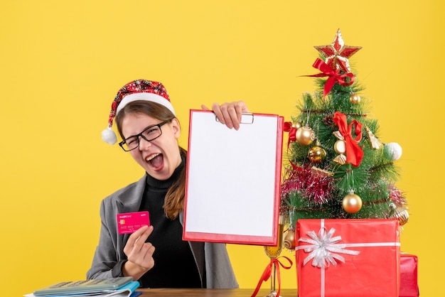 Mujer joven expresiva posando para Navidad