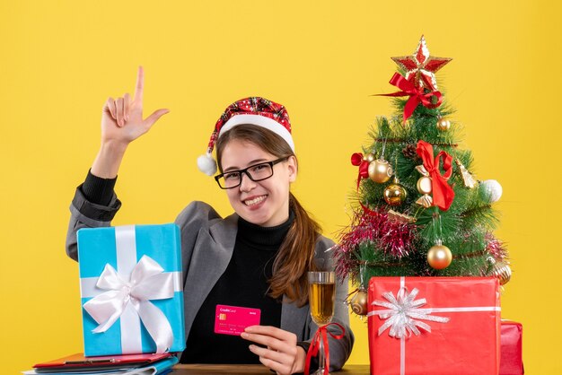 Mujer joven expresiva posando para Navidad