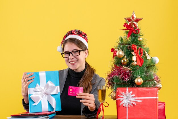 Mujer joven expresiva posando para Navidad