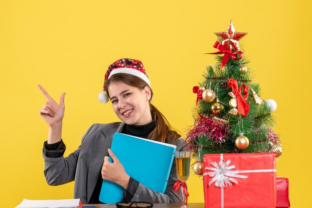 Mujer joven expresiva posando para Navidad