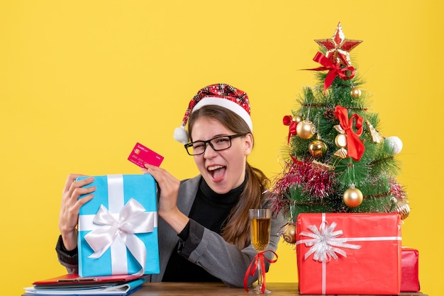 Mujer joven expresiva posando para Navidad