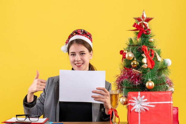 Mujer joven expresiva posando para Navidad