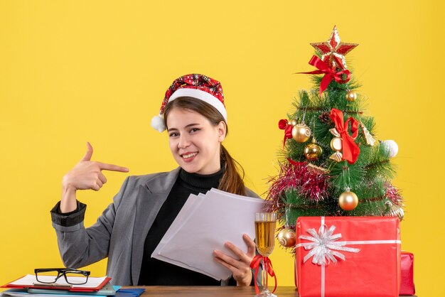 Mujer joven expresiva posando para Navidad