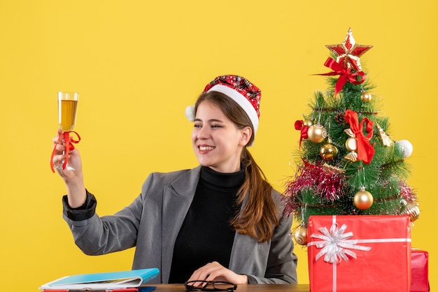 Mujer joven expresiva posando para Navidad