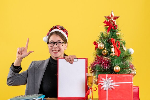 Mujer joven expresiva posando para Navidad