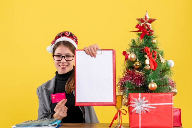 Mujer joven expresiva posando para Navidad