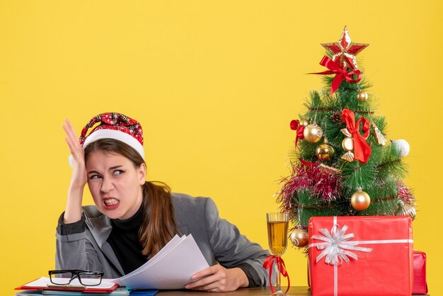 Mujer joven expresiva posando para Navidad