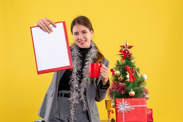 Mujer joven expresiva posando para Navidad