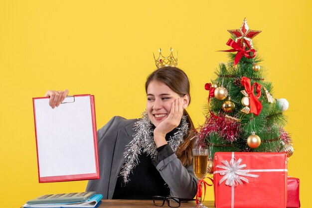 Mujer joven expresiva posando para Navidad