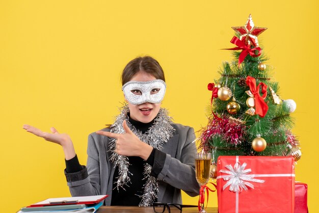 Mujer joven expresiva posando para Navidad