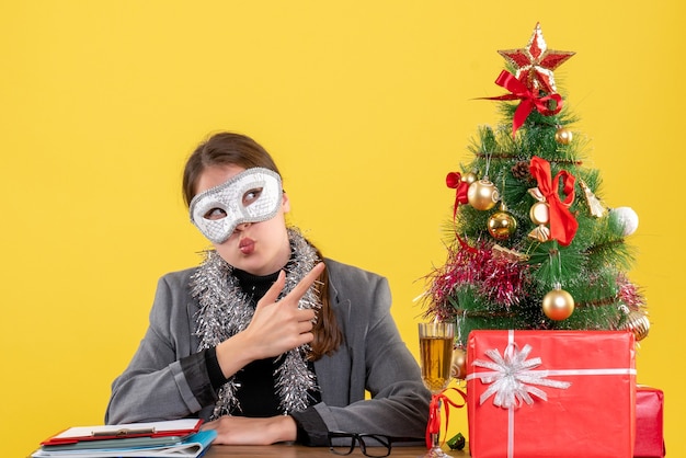 Mujer joven expresiva posando para Navidad