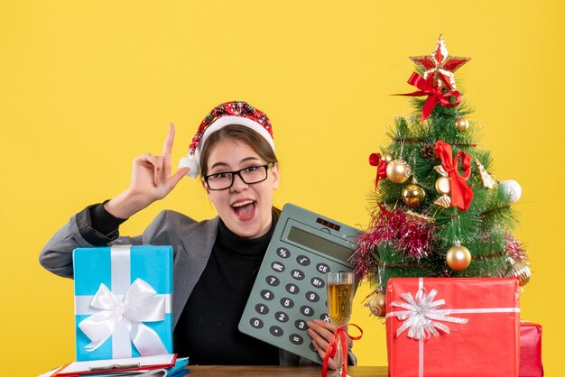 Mujer joven expresiva posando para Navidad