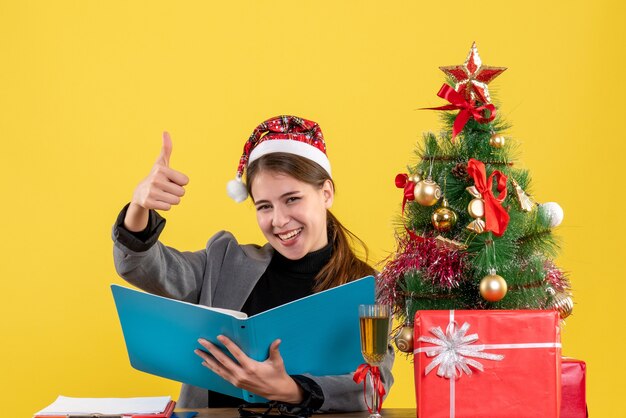 Mujer joven expresiva posando para Navidad