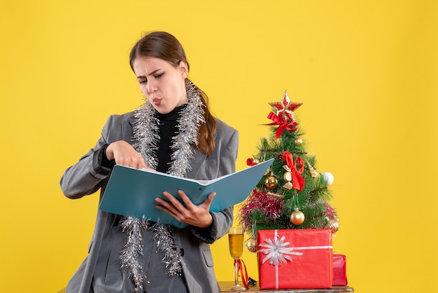 Foto gratuita mujer joven expresiva posando para navidad