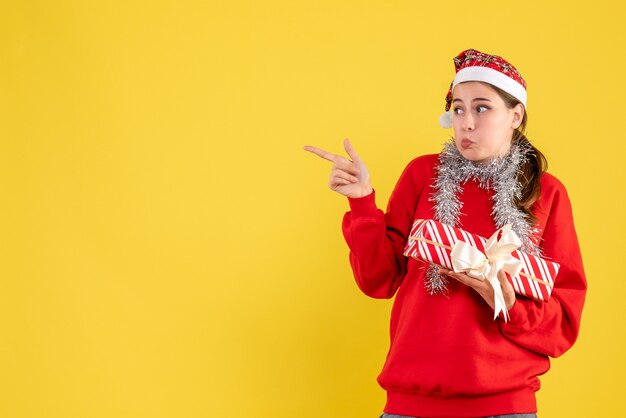 Mujer joven expresiva posando para Navidad