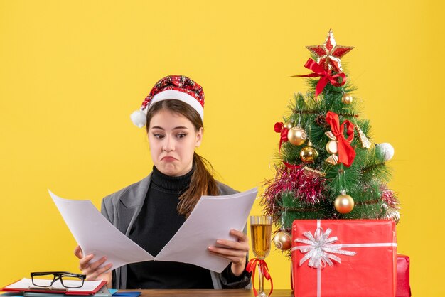 Mujer joven expresiva posando para Navidad