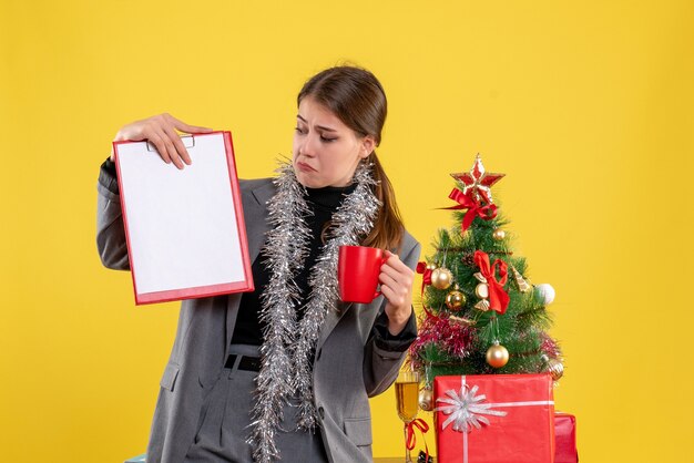 Mujer joven expresiva posando para Navidad