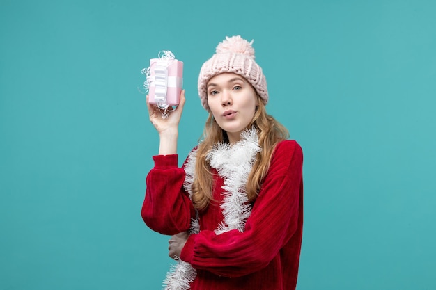 Mujer joven expresiva posando para las vacaciones de invierno