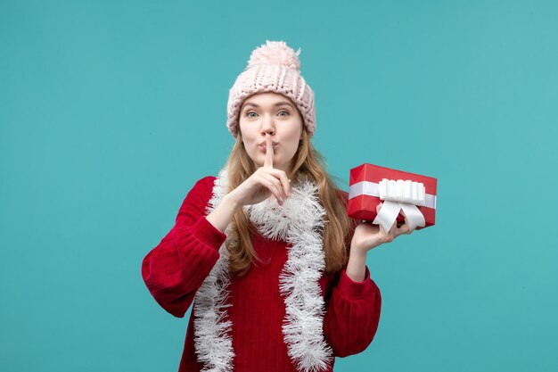 Mujer joven expresiva posando para las vacaciones de invierno