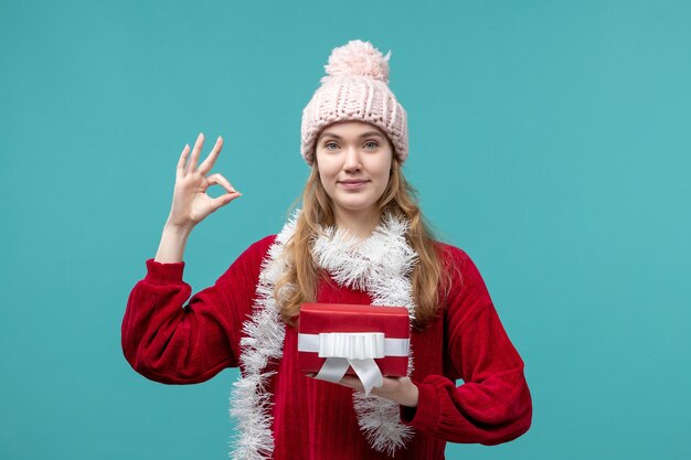 Mujer joven expresiva posando para las vacaciones de invierno