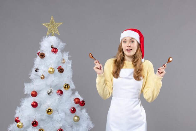 Mujer joven expresiva posando para las vacaciones de invierno